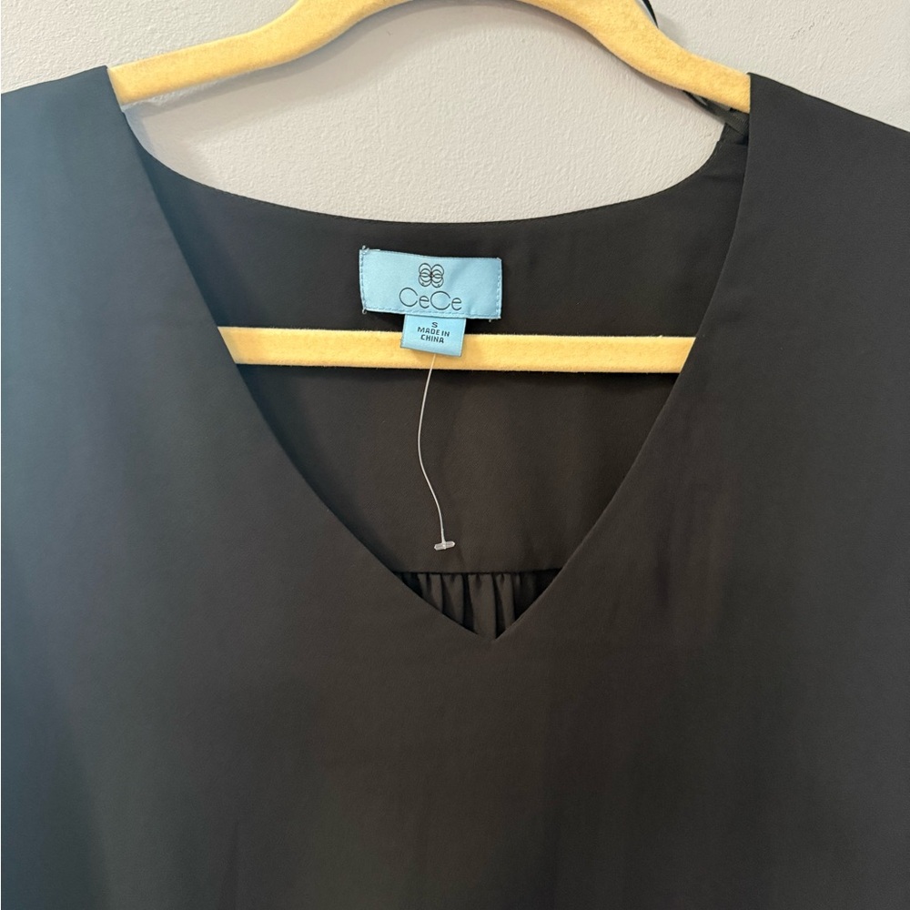 Black women top with lace on the sleeves